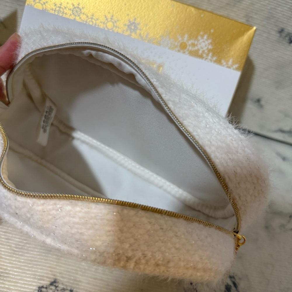 Chanel Beauty White Tweed Pouch with Gold CC Snowflake Zipper - Picture 6 of 10